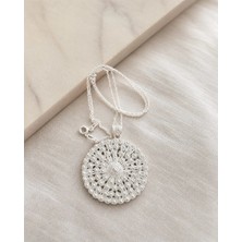 Arvenia Silver Dilimli Kenarlı Rozet Desenli Yuvarlak Madalyon Kadın 925 Ayar Gümüş Kolye
