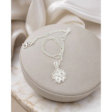 Arvenia Silver Minimal Küçük Çiçek Motifli Top Göbekli Telkari Kadın 925 Ayar Gümüş Kolye