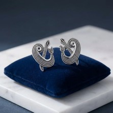 Arvenia Silver Viking Düğümü Motifli Halat Desenli Siyah Taşlı Kadın 925 Ayar Gümüş Çivili Küpe