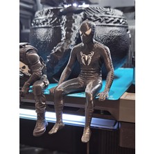 Pilovestik Spider-Man Siyah Kostüm Oturan Figür 15 cm - Masaüstü ve Kasa Içi Dekoratif Oyuncu Odası Figürü
