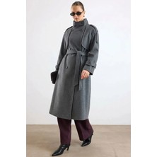 Olcay Dik Yaka Apolet ve Pelerin Detaylı Oversize Kaban Koyu Gri 3198