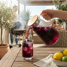 Vera Concept Store Akasya Kapaklı Borosilikat Cam Sürahi - 4 Farklı Model ve 1.8 Lt ve 2 Lt Büyük Boy Seçenekli Isıya Dayanıklı Meşrubat ve Su Karafı (Ince Çizgili Konik