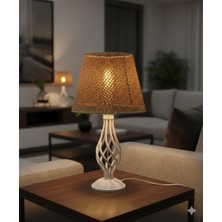 Vera Concept Store Beyaz Rustik Burgulu Taşlı Metal Ayaklı 25'lik Hazeran ve Hasır Kumaş Şapkalı Abajur Masa Lambası (Kahverengi Rattan)
