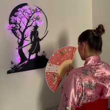 Vera Concept Store Samuray ve Sakura Ağacı Pembe LED Işıklı Metal Duvar Dekoru, Japon Savaşçı Metal Duvar Tablosu, Kılıç Sanatı, 75X48 cm (30X19 Inç)