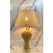 Vera Concept Store Goldmetal Ayaklı Gövdesi Örme Hasır Ip El Işi Örmeli Açık Krem Kumaş ve Hazeran Modern Abajur Modelleri Aydınlatma Masa Lambası (Rattan Krem Kumaş)