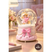 Yenilig 2 Adet Püskürtmeli Büyük Boy Kar Küresi – Otomatik Kar Efekti ve Müzikli Dekoratif Cam Fanus, Polyester Gövde, Işıklı Snow Globe Music Globe