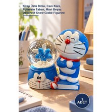 Yenilig 1 Adet Doraemon Figürlü Kar Küresi – Kitap Üstü Biblo, Cam Küre, Poliresin Taban, Mavi Beyaz Dekoratif Snow Globe Figurine