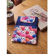 Tadsy Sevimli Kediler Mavi Desenli Kitap Kılıfı Şık ve Koruyucu Cepli Kitap Kılıfı Çok Amaçlı Çanta 19X25 cm