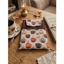 Tadsy Bir Fincan Kahve Desenli Kitap Kılıfı Şık ve Koruyucu Cepli Kitap Kılıfı Çok Amaçlı Çanta 19X25 cm