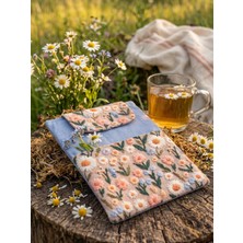 Tadsy Papatya Mavi Desenli Kitap Kılıfı Şık ve Koruyucu Cepli Kitap Kılıfı Çok Amaçlı Çanta 19X25 cm