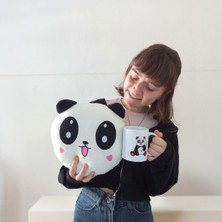 Herbal Accessory 🐼 Sevimli Panda Hediye Seti – Yumuşacık Peluş Yastık & Tasarım Seramik Kupa Bardak