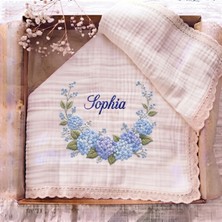 Hellemyst İsme Kişiselleştirilmiş 4 Kat Müslin Bebek Battaniyesi - 100x100 cm, Çiçek İşlemeli, %100 Pamuk, Lüks Dantel Kenarlı Bebek Pikesi