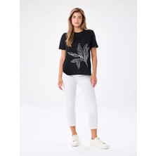 Faik Sönmez Resort Önü Kordone Yaprak Nakış Detaylı Bisiklet Yaka Pamuklu Tshirt S26TSH114