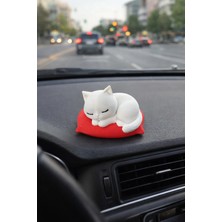 Yastık Üstünde Yatan Sevimli Mini Kedi Torpido Süsü - Yastıkta Üstünde Uyuyan Kedi Araba Süsü Dekor