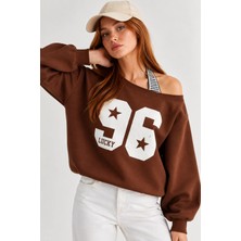 Mevese Kadın Lucky 96 Baskılı Kayık Yaka Çift Görünümlü Sweatshirt - Acı Kahve