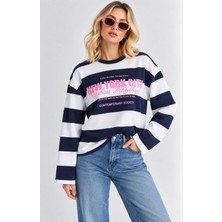 Mevese Kadın Oversize Çizgili New York Baskılı Sweatshir - Beyaz-Lacivert