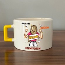 Mor Mürekkep Asosyal Değilim Insan Sevmiyorum Baskılı Sarı Kulplu Kare Kupa Bardak Fincan Mug