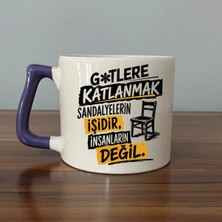 Mor Mürekkep G*tlere Katlanmak Sandalyelerin Işidir Baskılı Mor Kulplu Prime Kupa - Komik Hediye Bardak Fincan