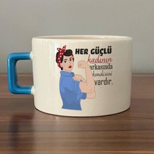 Mor Mürekkep Her Güçlü Kadının Arkasında Kendisi Vardır Baskılı Mavi Kulplu Kare Kupa - Kadınlar Günü Hediyesi