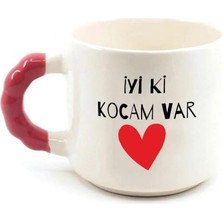 Mor Mürekkep Iyi Ki Kocam Var Baskılı Kırmızı Kulplu Boncuk Kupa - Sevgililer Günü Hediyesi Bardak Fincan Mug