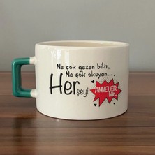Mor Mürekkep Ne Çok Gezen Bilir Ne Çok Okuyan Baskılı Yeşil Kulplu Kare Kupa Bardak Fincan Mug