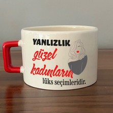 Mor Mürekkep Yalnızlık Güzel Kadınların Lüks Baskılı Kırmızı Kulplu Kare Kupa - Kadınlar Günü Hediyesi