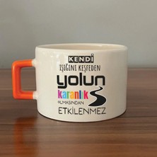 Mor Mürekkep Kendi Işığını Keşfeden Baskılı Turuncu Kulplu Kare Kupa Bardak Fincan Mug