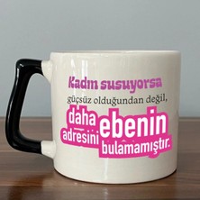 Mor Mürekkep Kadın Susuyorsa Baskılı Siyah Kulplu Prime Kupa - Kadınlar Günü Hediyesi Bardak Fincan Mug