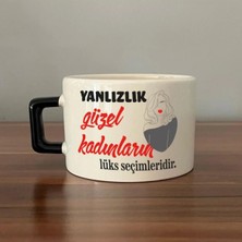 Mor Mürekkep Yalnızlık Güzel Kadınların Lüks Seçimleridir Baskılı Siyah Kulplu Kare Kupa - Kadınlar Günü Hediyesi