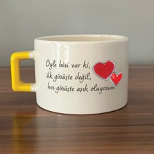 Mor Mürekkep Öyle Biri Var Ki Baskılı Sarı Kulplu Kare Kupa Bardak Fincan Mug