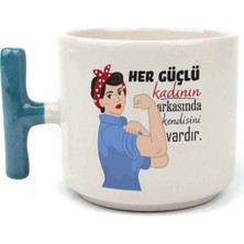 Mor Mürekkep Her Güçlü Kadının Arkasında Kendisi Vardır Baskılı Mavi Kulplu T Kupa - Kadınlar Günü Hediyesi