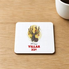 Mor Mürekkep Mutlu Yıllar 2024 Geyik Baskılı 9x9 cm Kare Mdf Bardak Altlığı - Yılbaşı Hediyesi Ahşap
