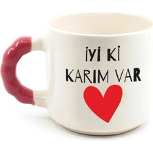 Mor Mürekkep Iyi Ki Karım Var Baskılı Kırmızı Kulplu Boncuk Kupa - Sevgililer Günü Hediyesi Bardak Fincan Mug