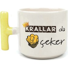 Mor Mürekkep Krallar Da Nah Çeker Baskılı Sarı Kulplu T Kupa - Komik Hediye Bardak Fincan Mug