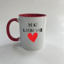 Mor Mürekkep Iyi Ki Karım Var Baskılı Kırmızı Içi ve Kulbu Renkli Mega Kupa - Sevgililer Günü Hediyesi Bardak
