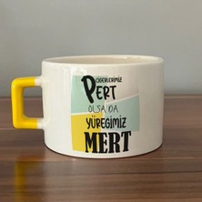 Mor Mürekkep Ciğerlerimiz Pert Olsa Da Yüreğimiz Mert Baskılı Sarı Kulplu Kare Kupa Bardak Fincan Mug