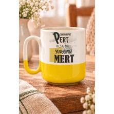 Mor Mürekkep Ciğerlerimiz Pert Olsa Da Yüreğimiz Mert Baskılı Sarı Alt Yarısı Renkli Arya Kupa Bardak Fincan Mug
