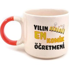 Mor Mürekkep Yılın En Komik Öğretmeni Baskılı Kırmızı Kulplu P Kupa - Öğretmenler Günü Hediyesi Bardak Fincan Mug