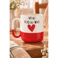 Mor Mürekkep Iyi Ki Kocam Var Baskılı Kırmızı Alt Yarısı Renkli Arya Kupa - Sevgiliye Hediye Bardak Fincan Mug