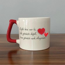 Mor Mürekkep Öyle Biri Var Ki Baskılı Kırmızı Kulplu Prime Kupa Bardak Fincan Mug