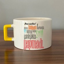 Mor Mürekkep Bunu Unutma! Herkes Herşeyin Farkında Baskılı Sarı Kulplu Kare Kupa Bardak Fincan Mug