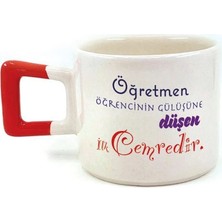 Mor Mürekkep Öğretmen Öğrencinin Gülüşüne Düşen Ilk Cemredir Baskılı Kırmızı Kulplu Kare Kupa - Öğretmene Hediye