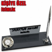Sentez Masa Üstü İsimlik Kişiye Özel Füme Kristal Cam Masa Isimliği Saatli Tek Kalemli Ofis Hediyesi