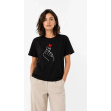 Kırmızı Beyaz Aksesuar Kore Parmak Kalp Aşk Temalı Minimal Baskılı Tişört Yazlık Kısa Kol T-Shirt - Siyah