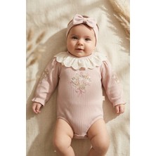 Mini Cayzen Baby Kız Bebek Gül Kurusu Fitilli Pamuklu Fisto Yakalı Çiçek Nakışlı Body ve Bandana Seti - Retro Şıklık
