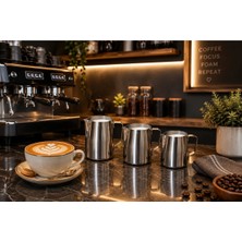 Sunvera Çelik Barista Süt Potu-Paslanmaz 304 Kalite-Latte Art ve Süt Köpürtme Sürahisi -Bulaşık Makinasında Yıkanır- Kahve Makinesi Uyumlu Mılk Pıtcher (350ML/500ML/700ML)