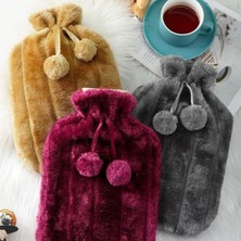 Happy Trend Home 2 Litre Kılıflı Peluş Sıcak Su Torbası – Yumuşak ve Sızdırmaz Tasarım, Pon Pon Süslemeli Termos, Kış Ayları Için Isıtıcı Termal Torba-Ayak Isıtmak ve Ağrılar Için Ideal-Asorti Renk