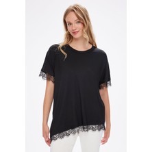 Faik Sönmez Asimetrik Dantel Garnili Yuvarlak Yaka T-Shirt UW27TSH086