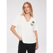 Faik Sönmez Göz Patch Detaylı V Yaka Tshirt UW27TSH097
