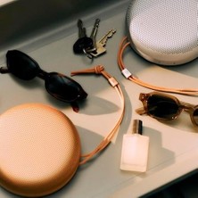 SBN - Store Prime Bang & Olufsen Beosound A1 3. Nesil Geniş Açılı Ses, Yüksek Bas, IP67 Su Geçirmez, 24 Saat Pil Ömrü, Dahili Mikrofonlu Taşınabilir Bluetooth Hop